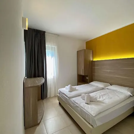 Apartments In Castelnuovo Del Garda 22107 *